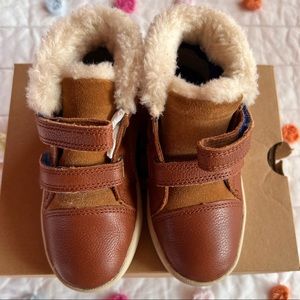 UGG in mint condition size 10- unisex my daughter only worn a handful. With box